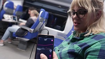 В метро балует подругу вибратором с управлением через телефон