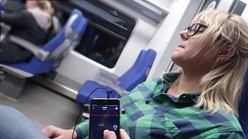 В метро балует подругу вибратором с управлением через телефон