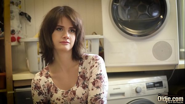 Отчим и падчерица занимаются извращенным сексом, потому что они возбуждены