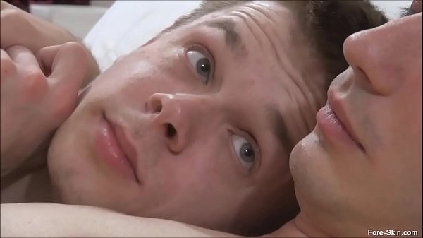 Гей трахает приятеля, играющего с необрезанным хуем